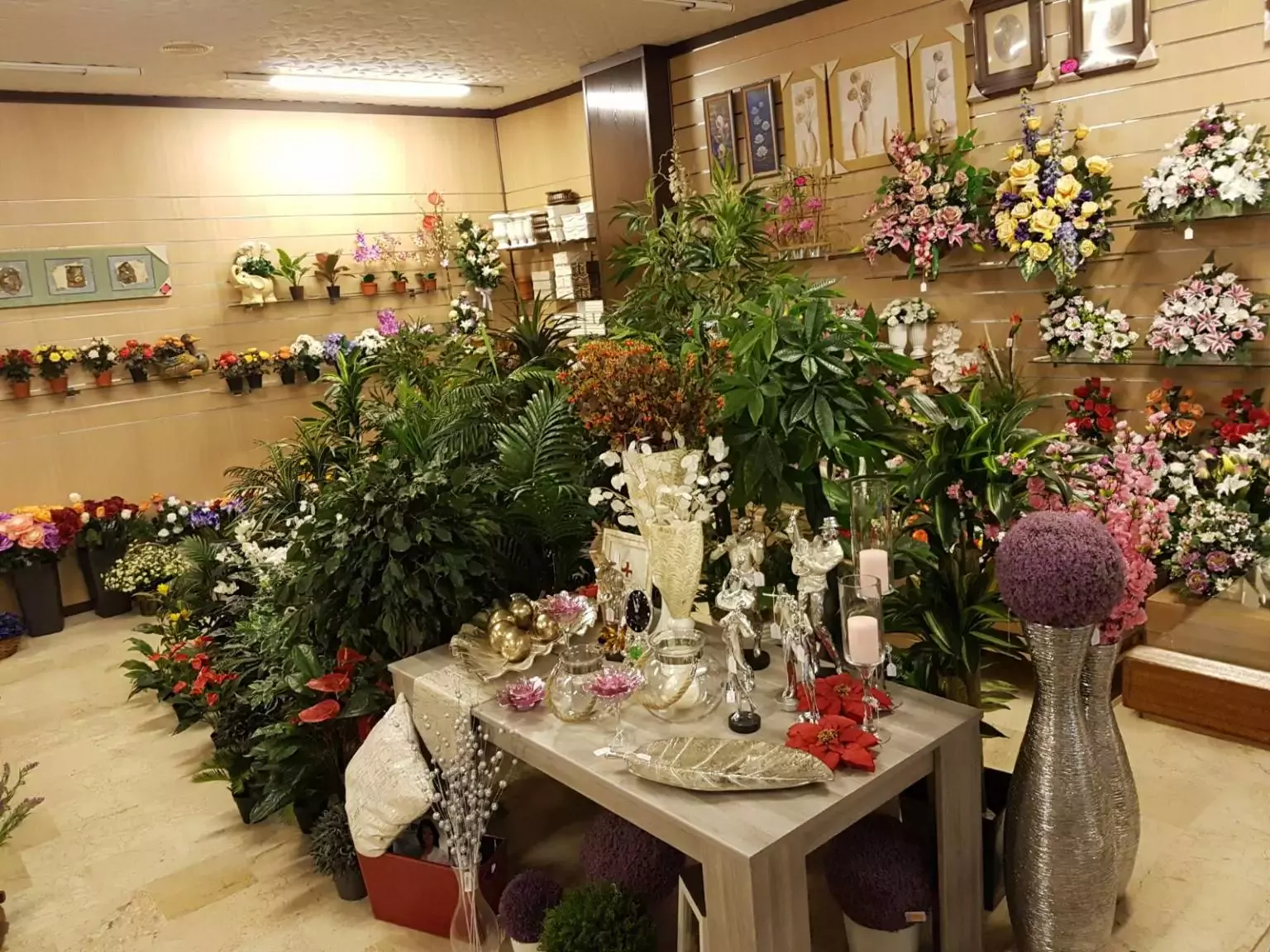 Floristería Osuna Envío de flores y rosas a domicilio Coronas fúnebres