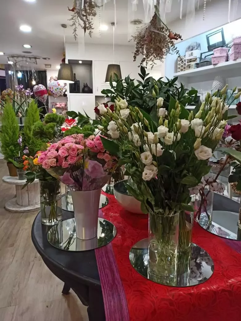 Floristería Mil Rosas - Av. Rosalía de Castro